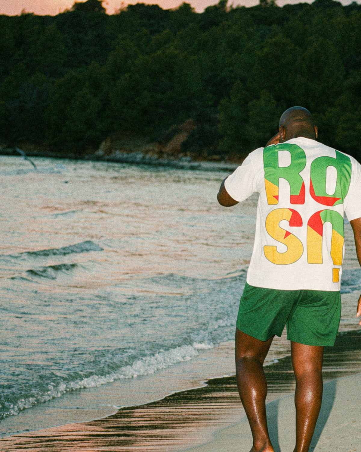 T-shirt Guyane RDSN – photo lifestyle de la collection Héritage en bord de mer